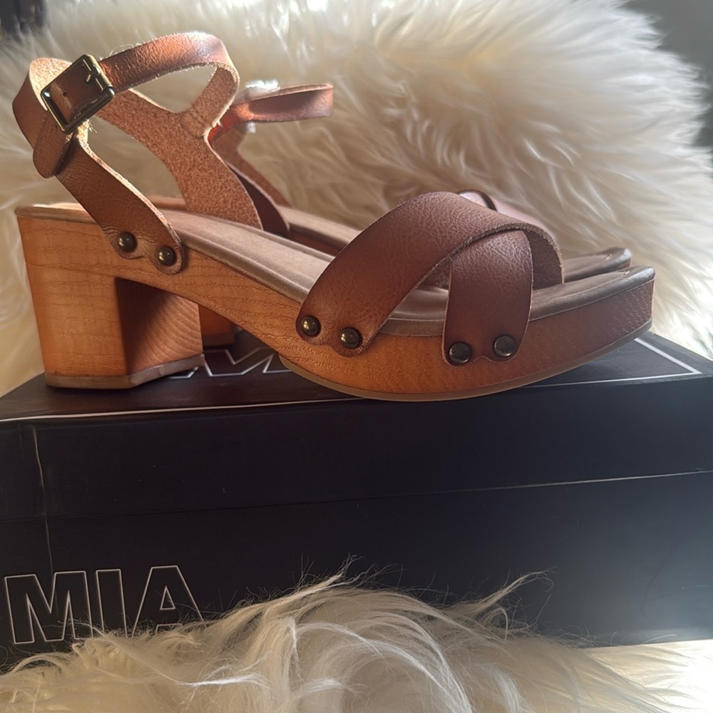 MIA Faux leather/wood women’s block heel sandal. Size 8